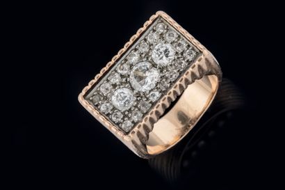 Bague chevalière rectangulaire en or gris...