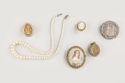 Lot of antique jewelry, brooches, necklaces,...