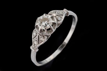 Bague solitaire ornée d’un diamant pesant...