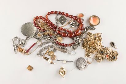 Lot important de bijoux fantaisie. 
On y...