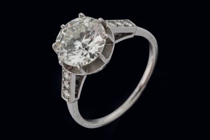 Bague solitaire en platine (850 millièmes)...