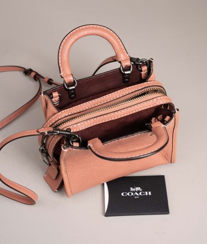 COACH 
Sac en bandoulière en cuir saumon...