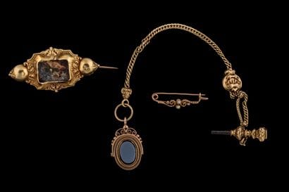 Lot of damaged and missing antique jewelry...