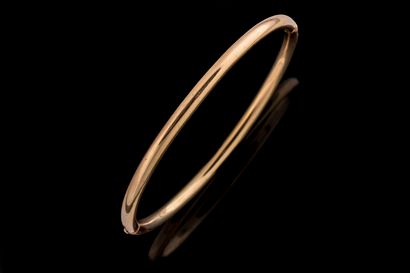 Bracelet jonc ouvrant et ovale en or jaune...