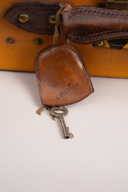 LOUIS VUITTON 
Valise de voyage rigide gainé...