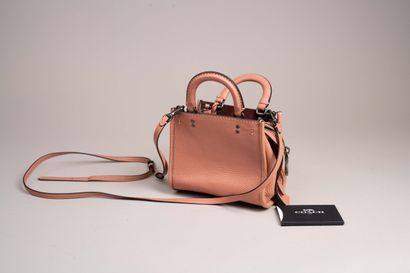 COACH 
Sac en bandoulière en cuir saumon...