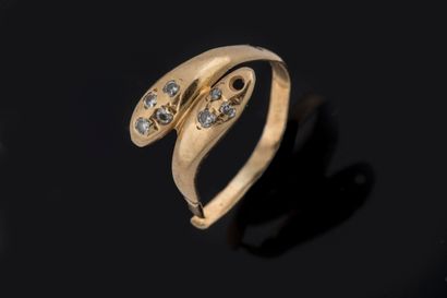 Bague accidentée à têtes de serpent en or...