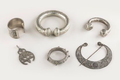 Lot de bijoux orientaux et berbères comprenant...