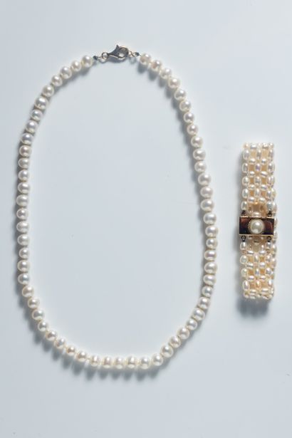 Deux bijoux ornés de perles de cultures blanches...