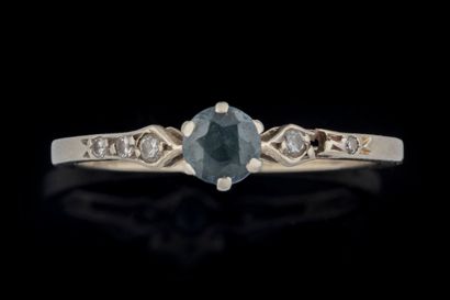 Solitaire ring in white gold (750 thousandths)...