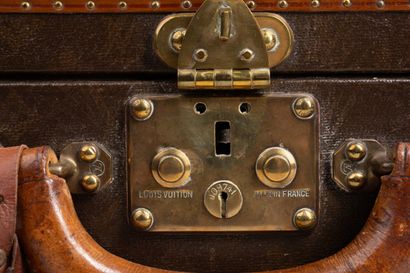 LOUIS VUITTON 
Valise de voyage rigide en...