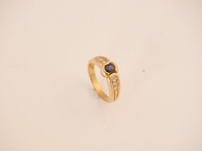 AUGIS. Bague centrée d’un saphir ovale facettée...