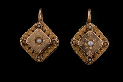 Paire de boucles dite brisures en or jaune...