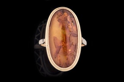 Bague marquise sertie d’un cabochon d’ambre...