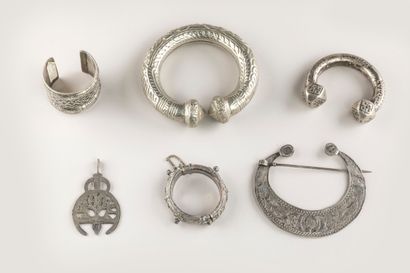 Lot de bijoux orientaux et berbères comprenant...