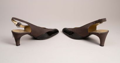 YVES SAINT LAURENT 
Paire de chaussures à...