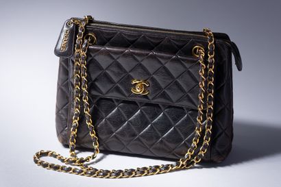 CHANEL
Sac en cuir matelassé noir avec bride...