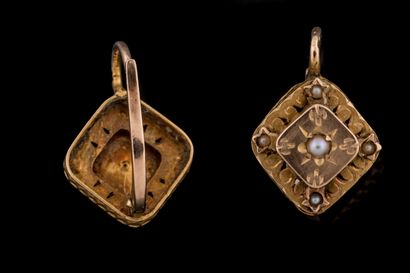 Paire de boucles dite brisures en or jaune...