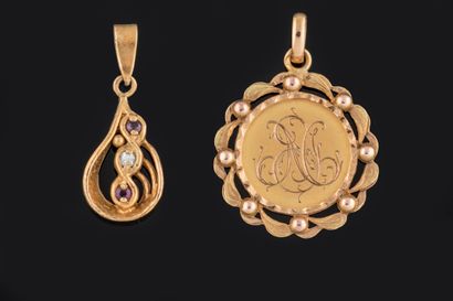 Pendentif médaille monogrammée en or jaune...