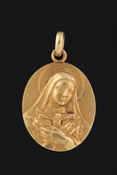 Médaille ovalisée Sainte Thérèse en or jaune...
