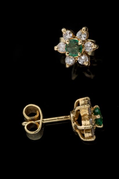 Paire de boucles marguerite ornée d’une émeraude...