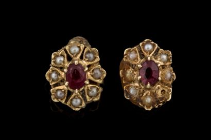 Pair of yellow gold (750 thousandths) daisy...