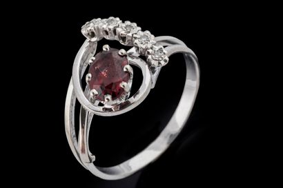 Bague motif asymétrique sertie d’un grenat...