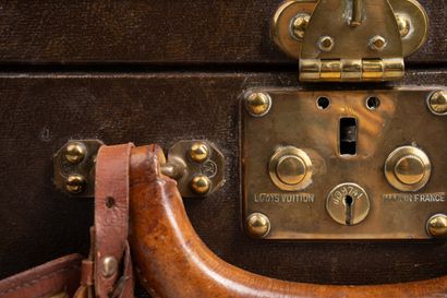 LOUIS VUITTON 
Valise de voyage rigide en...