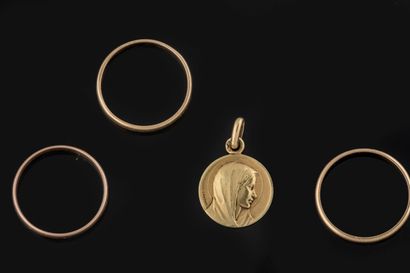 Lot de bijoux en or jaune :
- 3 alliances
-...