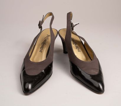 YVES SAINT LAURENT 
Paire de chaussures à...