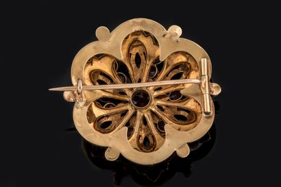 Broche rosace en or jaune (750 millièmes)...