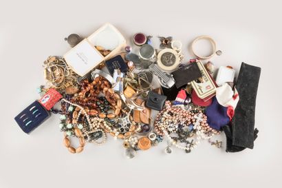 Un lot de bijoux fantaisie