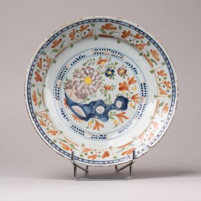 DELFT, XVIIIe 
Assiette en faïence à décor...