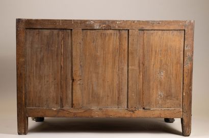 Chest of drawers with a curved front in amaranth...