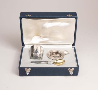 950°/°° silver tea set consisting of a cup,...