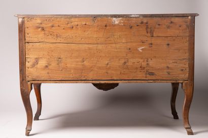 Commode de forme mouvementée en noyer mouluré...