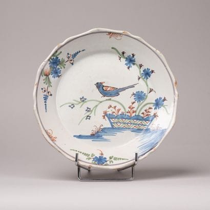 LA ROCHELLE, XVIIIe
Assiette en faïence à...
