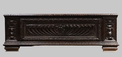 Cassone en noyer à décor en façade de godrons,...