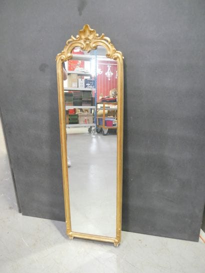 Long et étroit miroir à poser de style Louis...