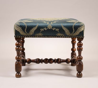 Tabouret quadrangulaire en bois tourné en...