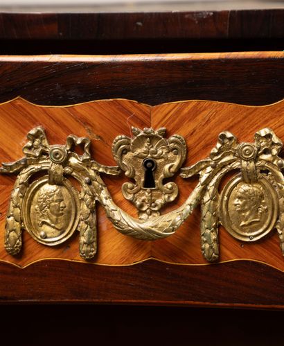 Commode tombeau en placage de bois de rose...