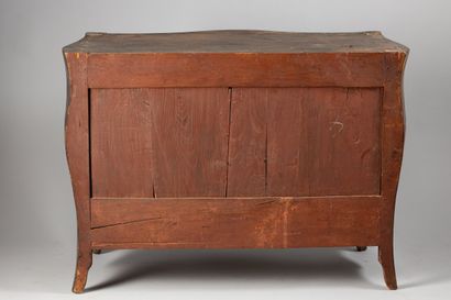 Commode à façade et côtés galbés à décor...
