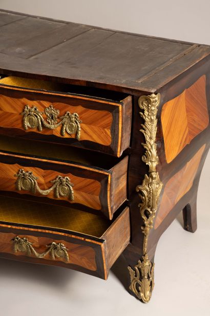 Commode tombeau en placage de bois de rose...