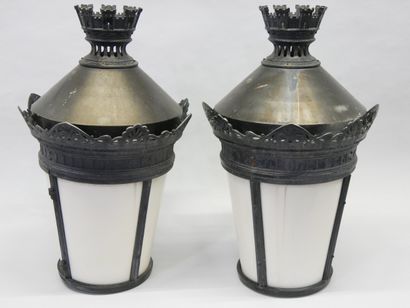 Paire de lanternes en bronze, laiton et fer,...