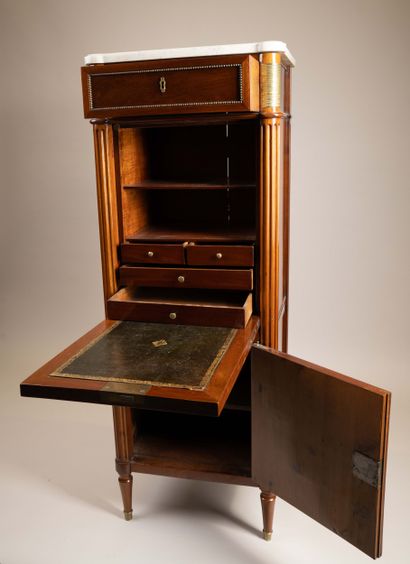 Secrétaire à abattant en armoire en acajou...