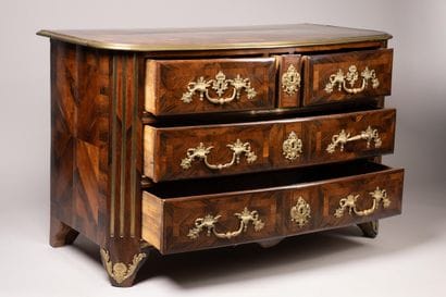 Commode à façade cintrée en placage de palissandre...