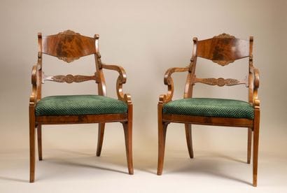 Paire de fauteuils à dossier légèrement cintré...