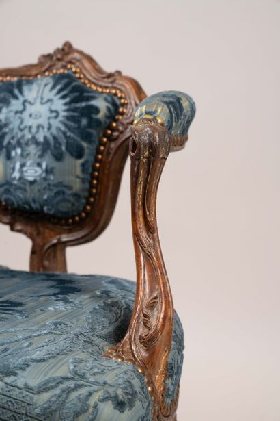 Fauteuil de harpiste en noyer mouluré et...