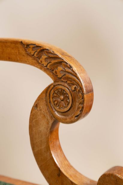 Paire de fauteuils à dossier légèrement cintré...