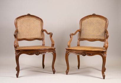 Paire de fauteuils cannés à dossier plat...
